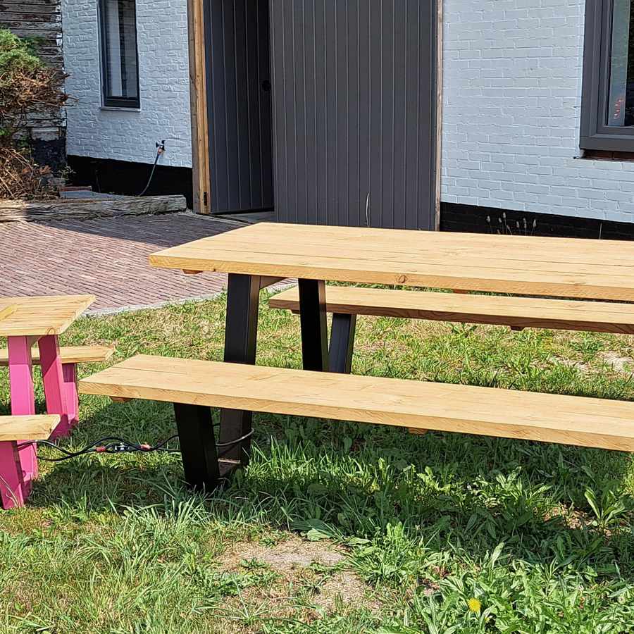 Buitenmeubels Stalen en houten buitenmeubels